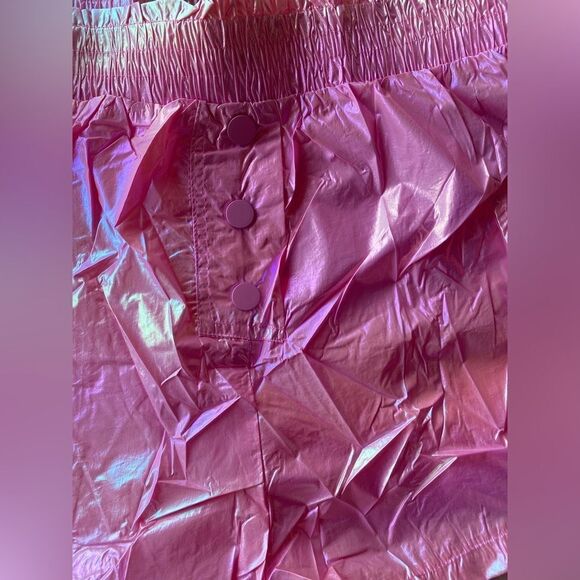 Iridescent pink shorts with elastic waist and pockets on the sides - Picture 5 of 7